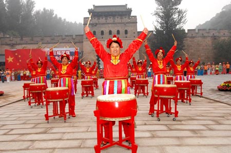 中國移動(dòng)展巨幅國旗 迎奧運(yùn)圣火回到北京